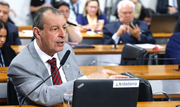 Senador Omar defende ministra da Saúde e critica negacionistas da ciência em audiência na CAS