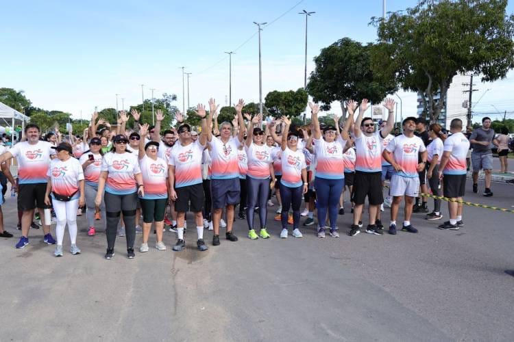 Mais de 200 pessoas participam de caminhada do TCE-AM