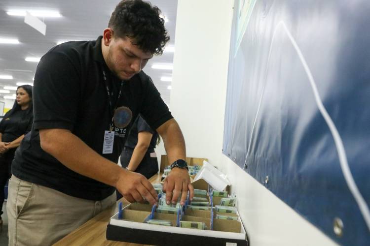 Governo do Amazonas faz mutirão para a entrega Carteira de Identidade Nacional neste sábado, nos PACs de Manaus