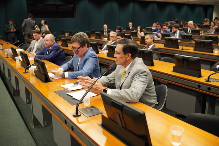 Sidney Leite participa de audiência sobre Reforma Tributária e questiona operacionalização de cashback e ultraprocessados