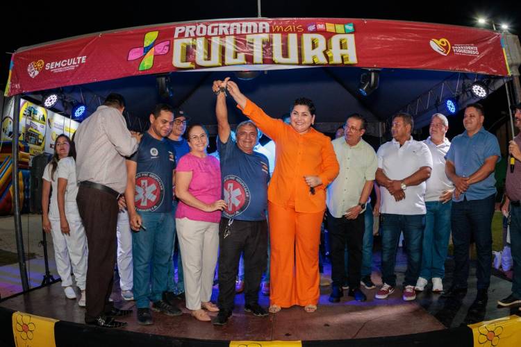 Patrícia Lopes entrega três novas ambulâncias para reforçar atendimento na rede pública de saúde