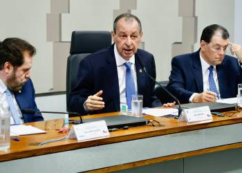 Senador Omar Aziz reúne bancada e prefeitos para antecipar ações de enfrentamento à estiagem no Amazonas