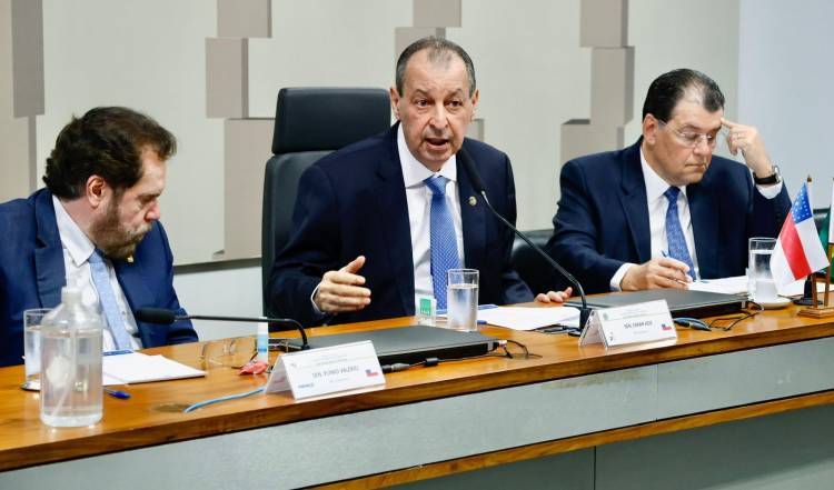 Senador Omar Aziz reúne bancada e prefeitos para antecipar ações de enfrentamento à estiagem no Amazonas