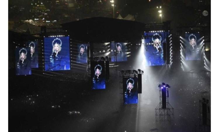 Madonna sobe no palco para show histórico na Praia de Copacabana