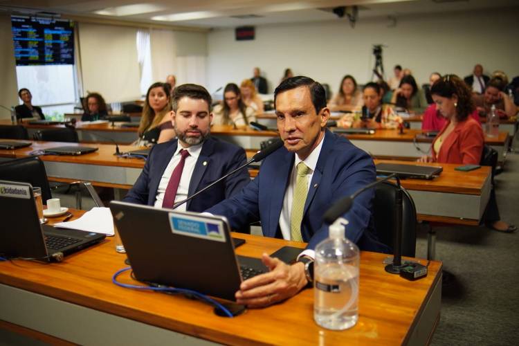 Em Comissão de Mudanças Climáticas, Sidney Leite destaca saúde indígena e integração da Amazônia