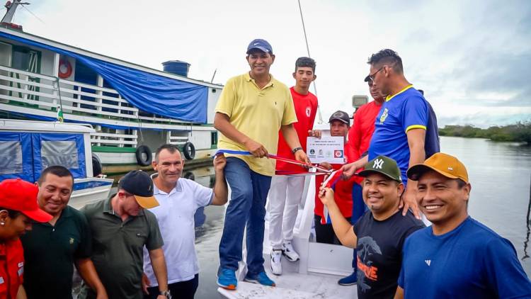 No Aduacá, Bi Garcia entrega 14ª ambulancha de Parintins