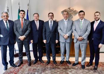 Senador Omar lidera bancada em reunião para garantir a sustentabilidade econômica do Amazonas diante da reforma tributária