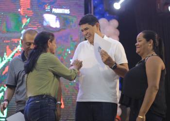 Em Parintins, 382 famílias do Castanhal recebem títulos definitivos da Prefeitura de Parintins