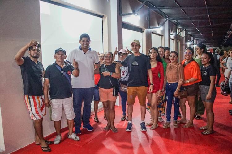 Prefeito Bi Garcia entrega 20 boxes para permissionários no novo anfiteatro de Parintins