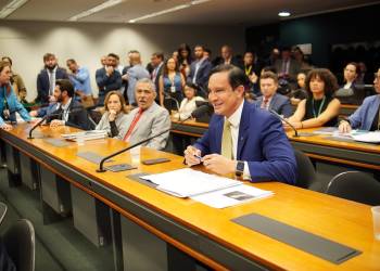 Sidney Leite questiona ministro de Minas e Energia sobre matriz sustentável e armazenamento