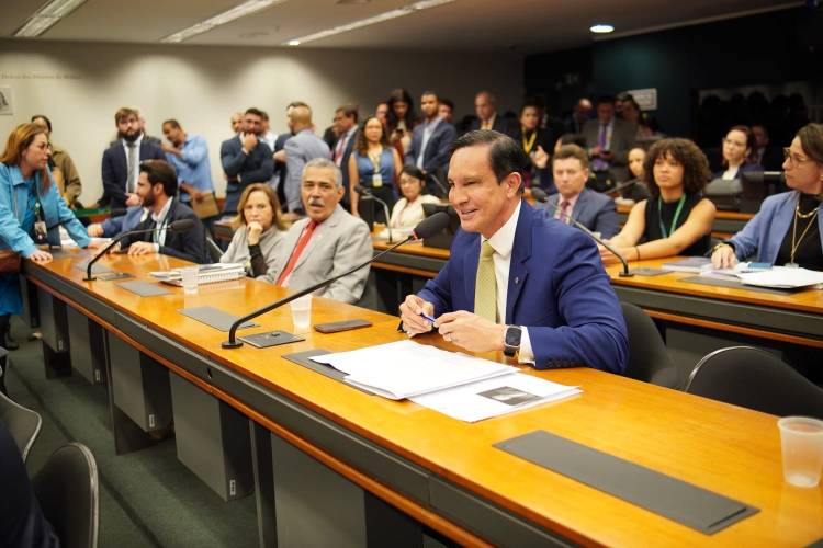 Sidney Leite questiona ministro de Minas e Energia sobre matriz sustentável e armazenamento