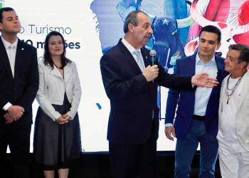 Após investimento de R$12 milhões do Governo Lula no Festival de Parintins, senador Omar atua para apoio a outros eventos no Amazonas