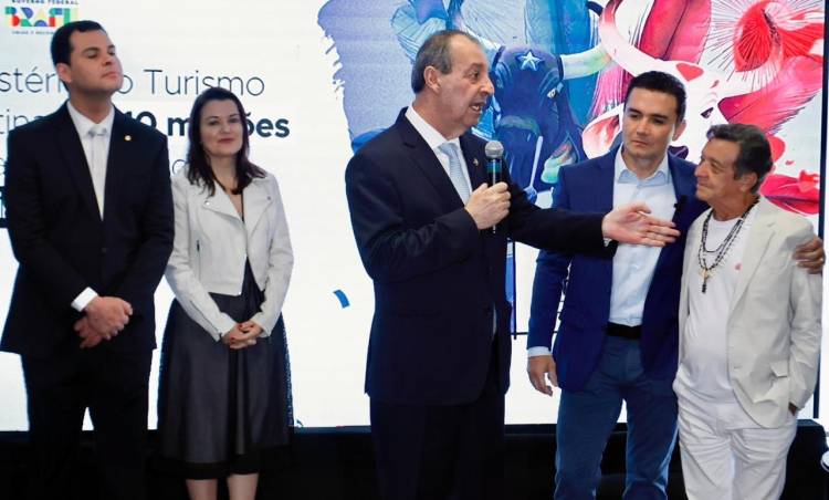 Após investimento de R$12 milhões do Governo Lula no Festival de Parintins, senador Omar atua para apoio a outros eventos no Amazonas