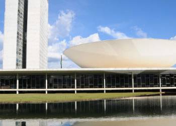 PEC que perdoa dívidas de partidos políticos é aprovada na Câmara