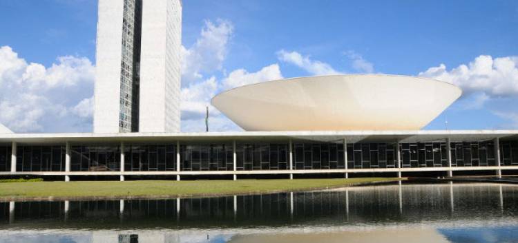 PEC que perdoa dívidas de partidos políticos é aprovada na Câmara