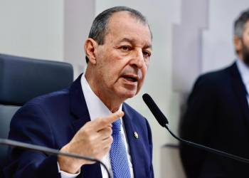 Senador Omar defende projeto para proteger consumidores contra assédio de bancos