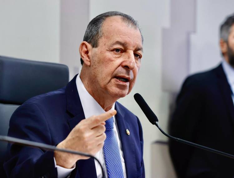 Senador Omar defende projeto para proteger consumidores contra assédio de bancos