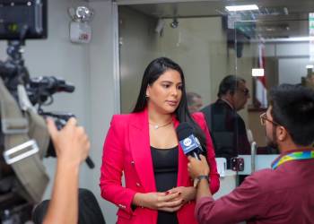 Deputada Mayra Dias solicita pagamento de salários atrasados para servidores terceirizados da saúde