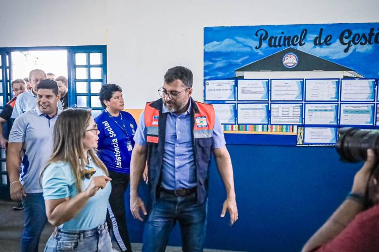 Após solicitação da prefeita Marina Pandolfo, Governador e Deputados chegam em Nhamundá e anunciam medidas de ajuda às famílias atingidas pelo incêndio no