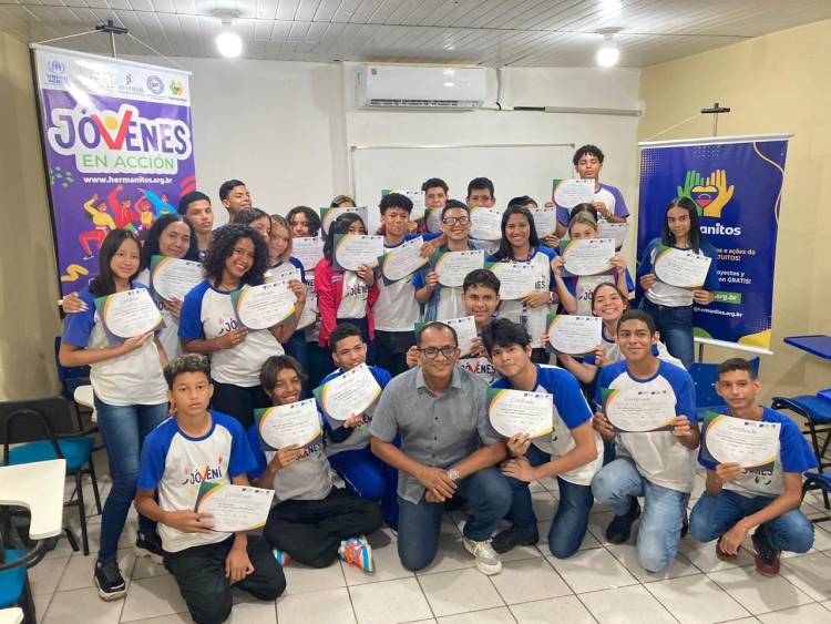 Formatura de jovens venezuelanos em projeto que capacita para primeiro emprego