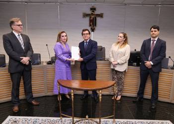 Presidente do TCE-AM entrega à Justiça Eleitoral a lista de gestores com contas reprovadas