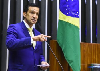 Sidney Leite pede que DNIT reveja portaria que restringe volume de cargas na BR 319