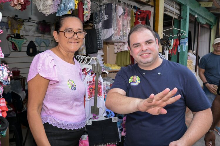 Roberto Cidade faz caminhada no Manoa e propõe reestruturar feiras dos bairros
