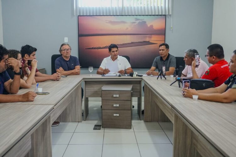 Prefeito de Parintins acusa governador do Amazonas de perseguição política durante coletiva de imprensa