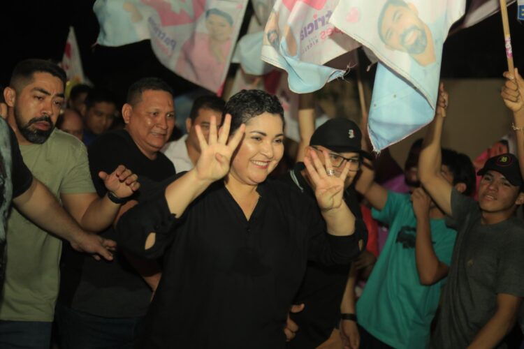 Multidão toma as ruas em apoio à reeleição de Patrícia Lopes em Presidente Figueiredo