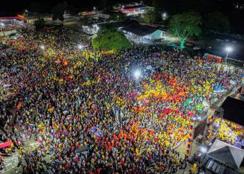 A festa do povo: Mais de 30 mil parintinenses confirmam candidatura de Mateus e Vanessa no Planeta Boi