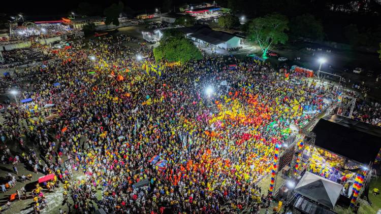 A festa do povo: Mais de 30 mil parintinenses confirmam candidatura de Mateus e Vanessa no Planeta Boi