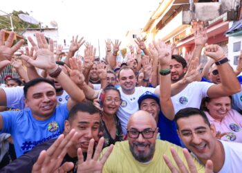 Roberto Cidade reforça implantação do Auxílio Municipal Permanente durante caminhada na zona Sul de Manaus