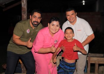 Patrícia Lopes e Ricelli Pontes reúnem multidão na primeira caminhada da campanha na Vila de Balbina