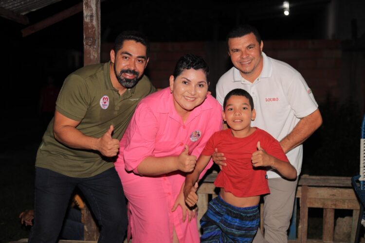 Patrícia Lopes e Ricelli Pontes reúnem multidão na primeira caminhada da campanha na Vila de Balbina