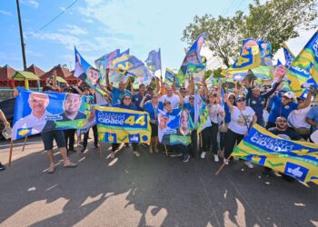 Roberto Cidade realiza “bandeiraços” em avenidas de Manaus e se reúne com moradores