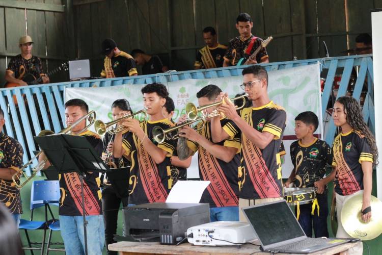 Capacitações ampliam horizontes educacionais de jovens ribeirinhos na Amazônia
