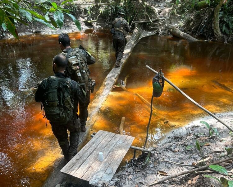 Garimpo ilegal na fronteira entre Brasil e Colômbia deixa de operar após ação conjunta entre Forças Armadas e IBAMA