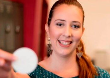 Biomédica brasileira cria chip capaz de detectar 18 tipos de câncer em estágio inicial em apenas 15 minutos