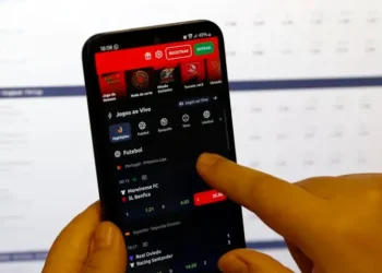 Omissão de Bolsonaro criou ‘pandemia da aposta’ no Brasil; entenda