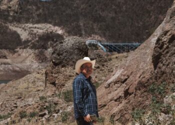 Behind Mario Luna Romero, a Yaqui spokesperson and water defender is the Plutarco Elías Calles (El Novillo) on the left and the Independencia Aqueduct on the right. Image by Abimael Ochoa Hernández.