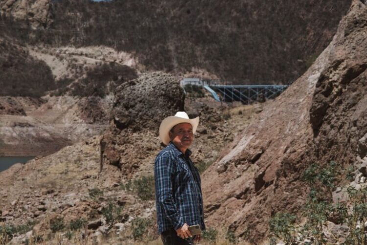 Behind Mario Luna Romero, a Yaqui spokesperson and water defender is the Plutarco Elías Calles (El Novillo) on the left and the Independencia Aqueduct on the right. Image by Abimael Ochoa Hernández.