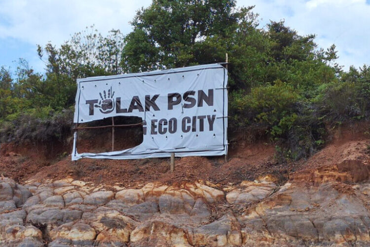 A banner rejecting PSN that was damaged by irresponsible individuals on Rempang Island.