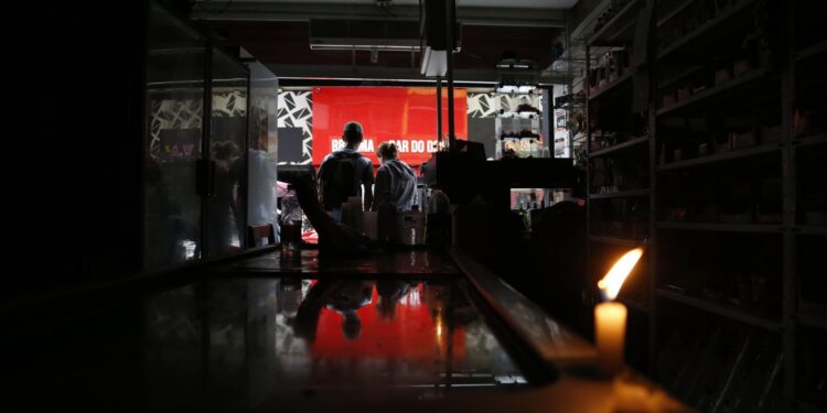 Grande SP: 886 mil clientes da Enel estão sem luz ou com instabilidade