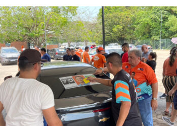 Sábado de Adesivaço atrai mais apoiadores para David Almeida