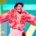 O vencedor da Eurovisão, Nemo, diz que os organizadores não fizeram o suficiente para apoiar atos em meio às tensões de Israel