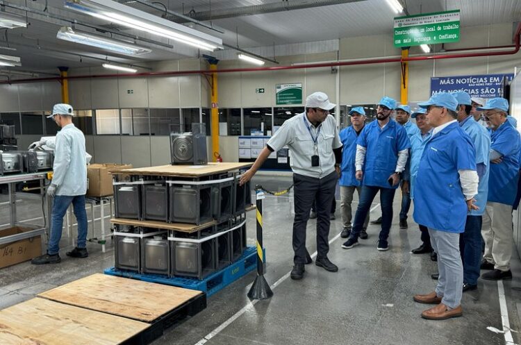 Suframa visita Panasonic em Manaus e acompanha produção de micro-ondas com novas tecnologias — Suframa