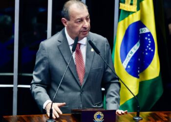 Senador Omar parabeniza David Almeida e Renato Júnior, e pede pacificação em Manaus