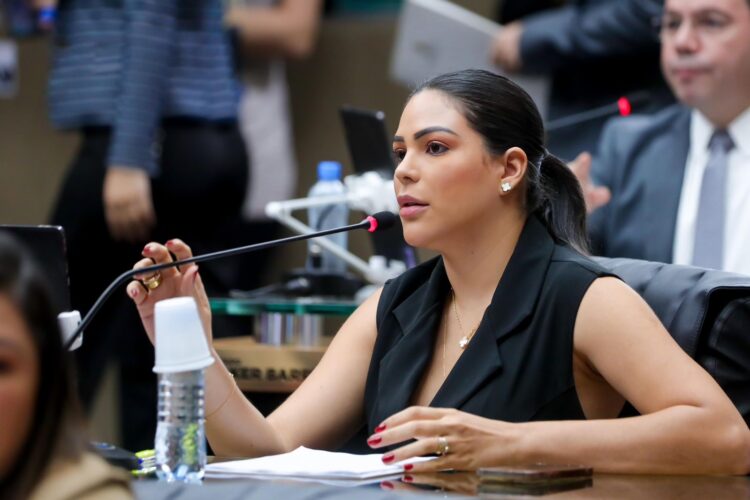 Aleam aprova projeto de lei da deputada Mayra Dias que prioriza matrícula de filhos de agentes de segurança
