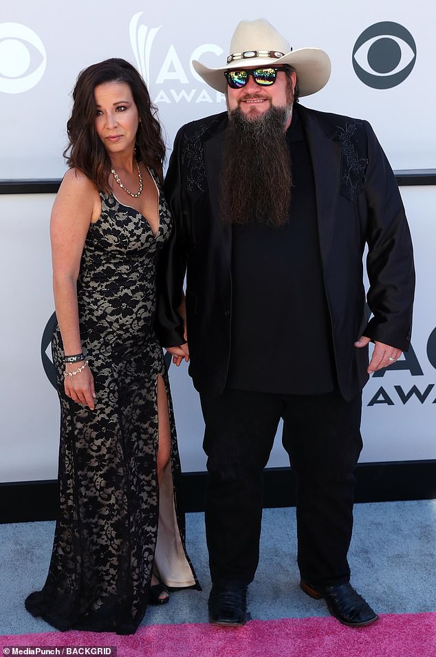 A esposa de Sundance, Misty, disse que a bala não atingiu os órgãos vitais de seu marido e se alojou em uma área gordurosa de seu estômago.