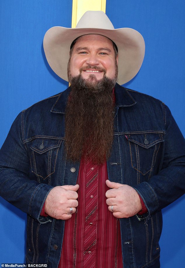 O cantor country Sundance Head, que venceu a 11ª temporada do The Voice em 2016, foi levado de avião para um hospital depois de acidentalmente atirar em si mesmo em seu rancho no Texas na sexta-feira.